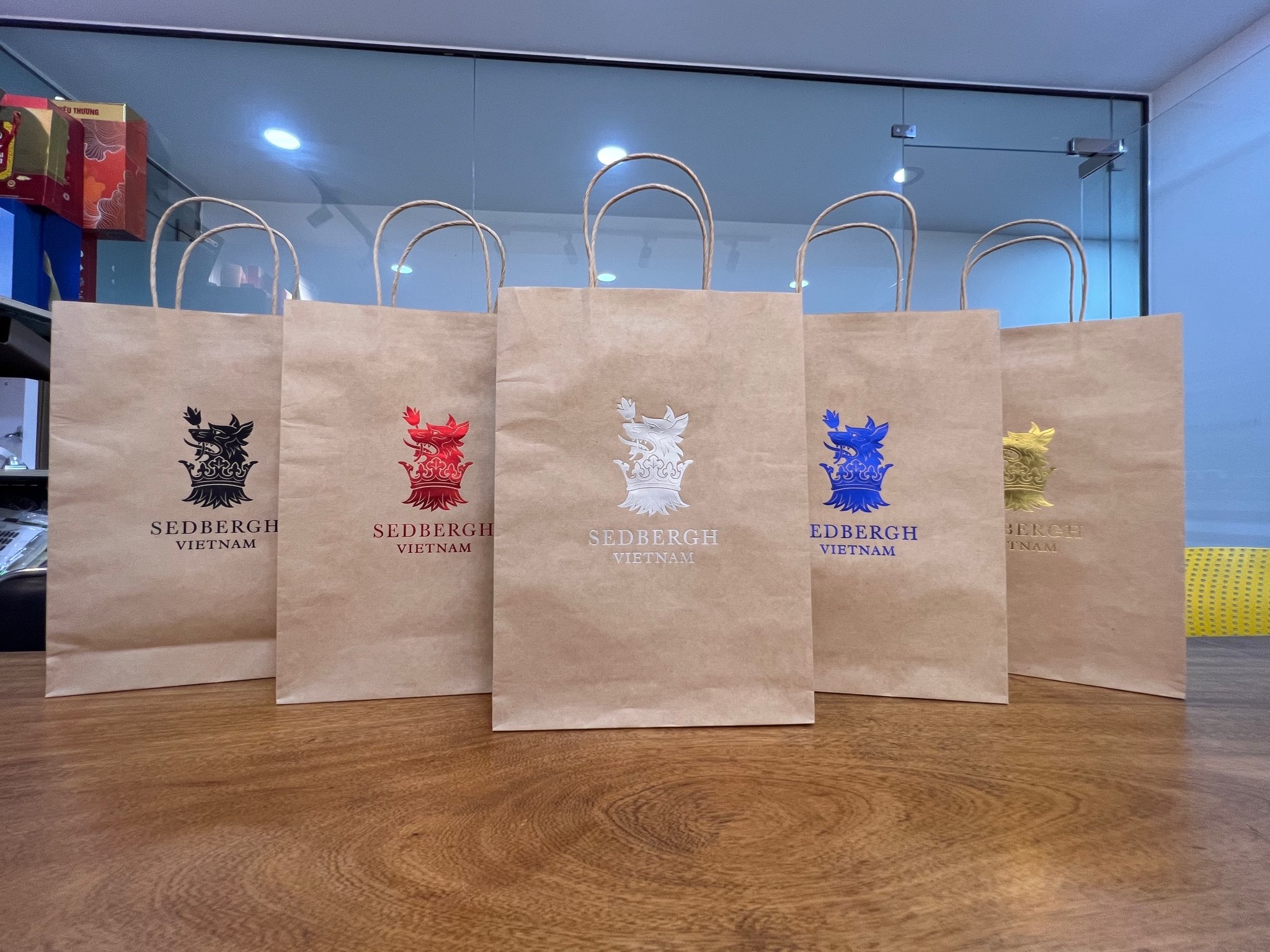 túi giấy kraft nâu nên in logo màu gì